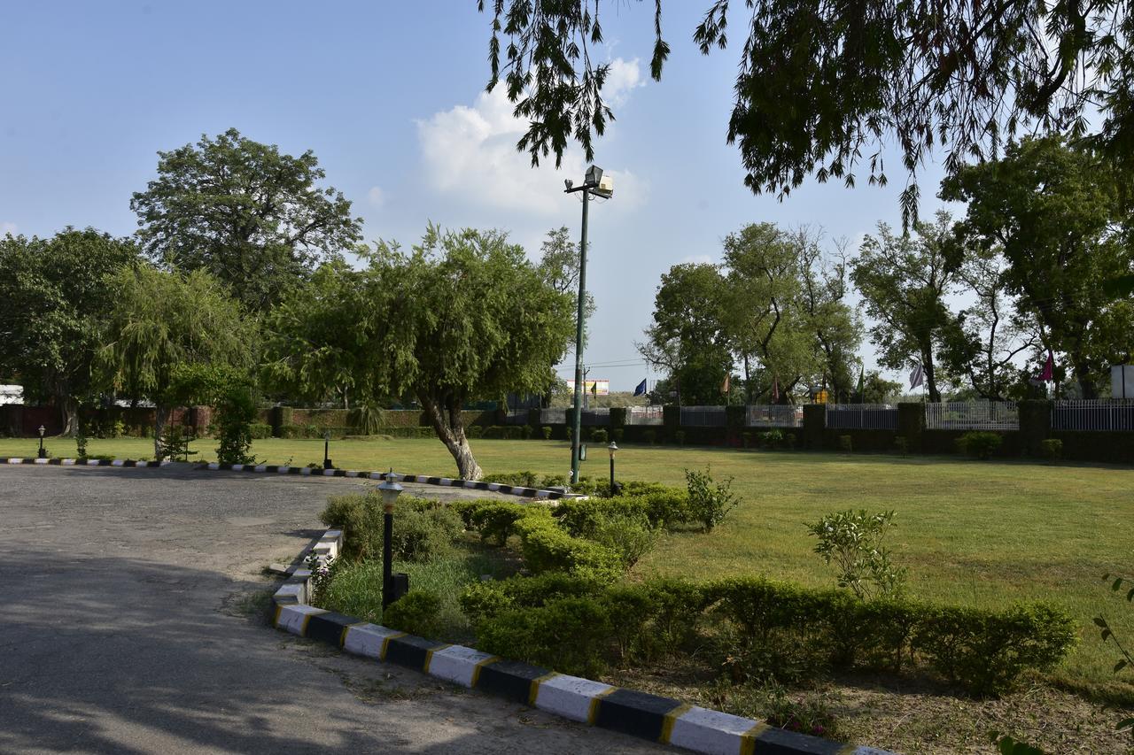Modipur Hotel Rampur  Exterior photo